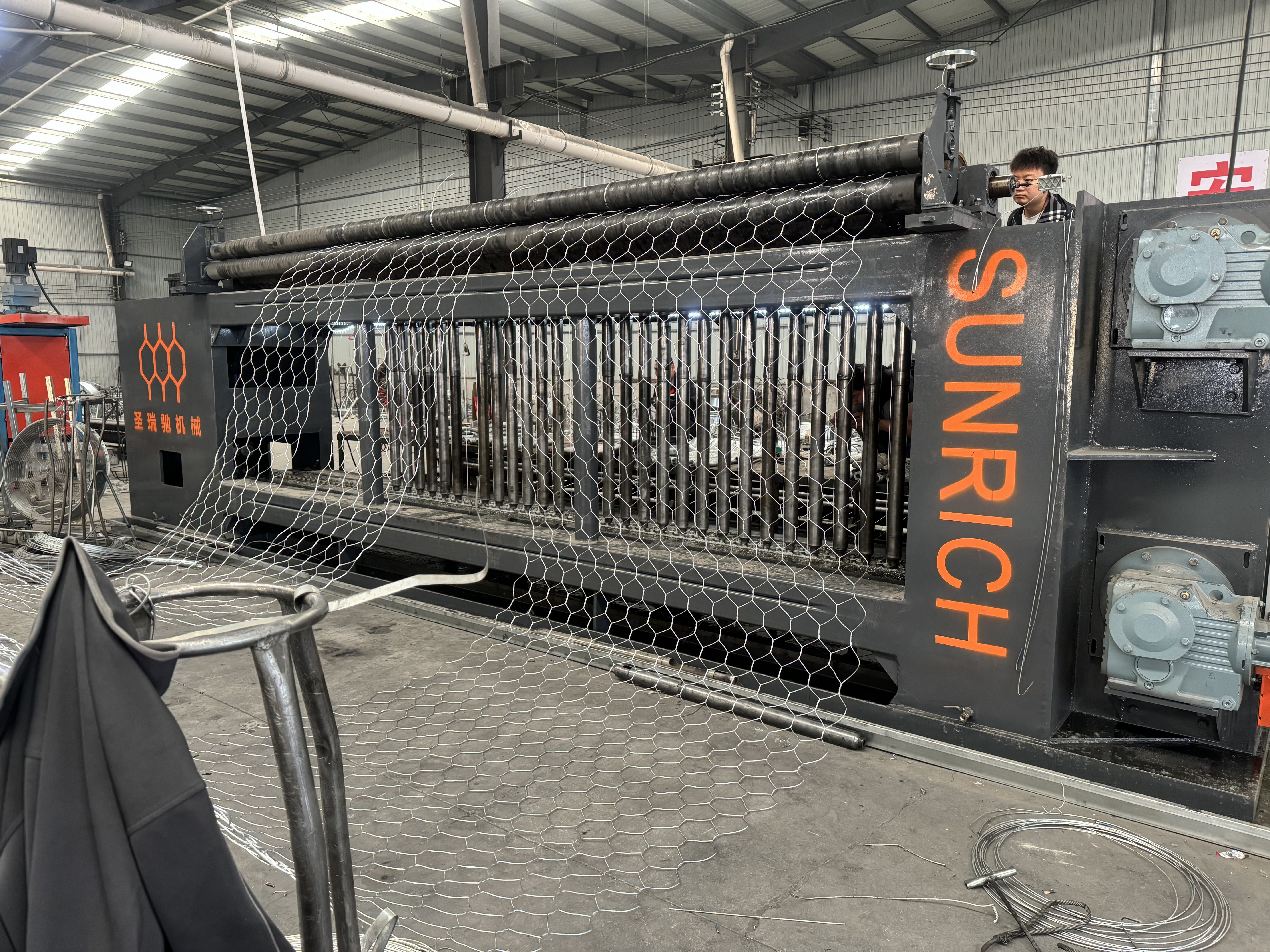 آخرین وبلاگ های شرکت در مورد CNC Servo Gabion Mesh Machine Shipped to Nepal for River Protection Project